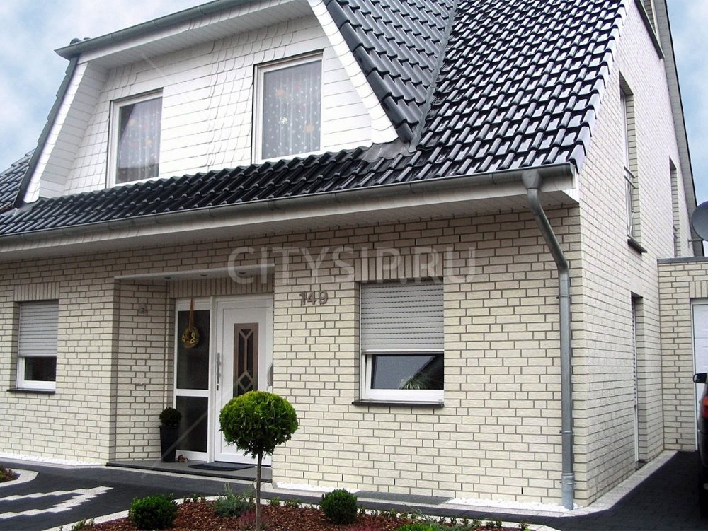 Отделка кирпичного дома: фасадные материалы и требования к облицовке